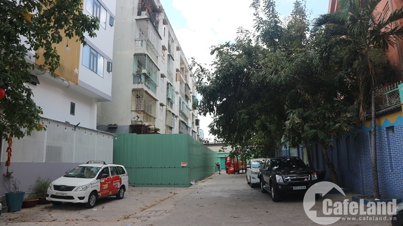 Cận cảnh chung cư nghiêng sắp bị “xóa sổ” ở Sài Gòn