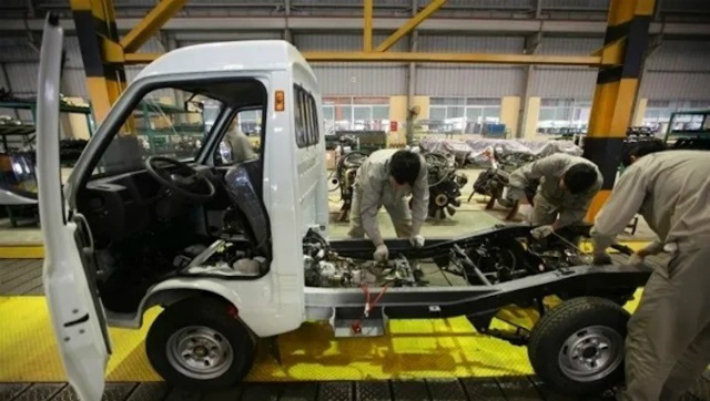 Công nhân lắp đặt xe tải tại một nhà máy ở Hưng Yên. Ảnh: TM