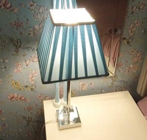 Một đèn / đèn bên trong phòng ngủ chính của tôi, có đèn E14 và có một công tắc ở bên cạnh để bật và tắt.