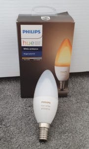 Hộp bóng đèn đơn Philips Hue White Ambiance E14, với bóng đèn thực bên ngoài (tựa vào hộp).