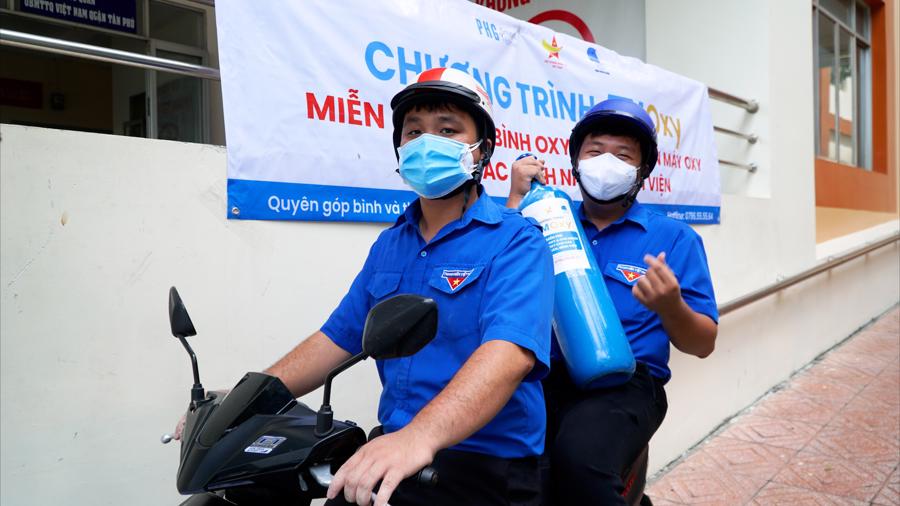 Các tình nguyện viên quận Đoàn sẽ chở oxy bằng xe máy đến tận nhà cho các bệnh nhân đang cách ly.