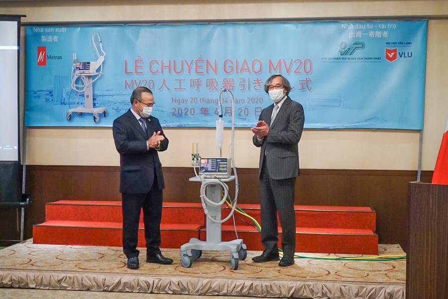 Ông Trần Ngọc Phúc - Chủ tịch Metran Japan trong lễ chuyển giao 2.000 máy trợ thở cho Việt Nam hồi tháng 4/2020.